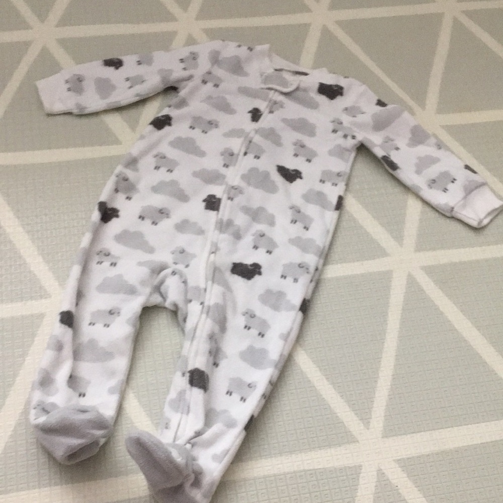 CARTERS warm footed soft sleeper gray sheep design. Excellent condition. Size 9M